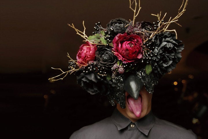 マスクをつけた支配人やサービスマンたちが演出として登場 喰種レストラン／画像提供：アフロ＆コー