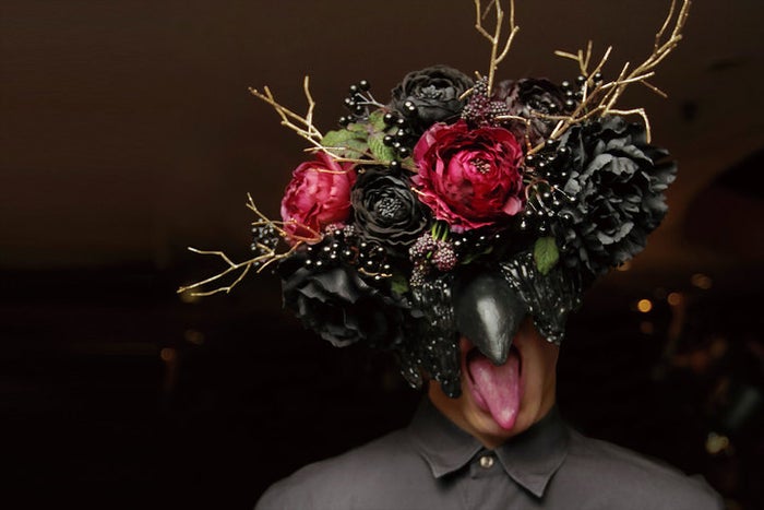 マスクをつけた支配人やサービスマンたちが演出として登場 喰種レストラン／画像提供：アフロ＆コー