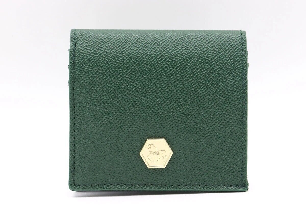 深いグリーンの中園ミホ監修福財布の外観と六角形の馬モチーフ金具 深いグリーンの中園ミホ監修福財布の外観と六角形の馬モチーフ金具