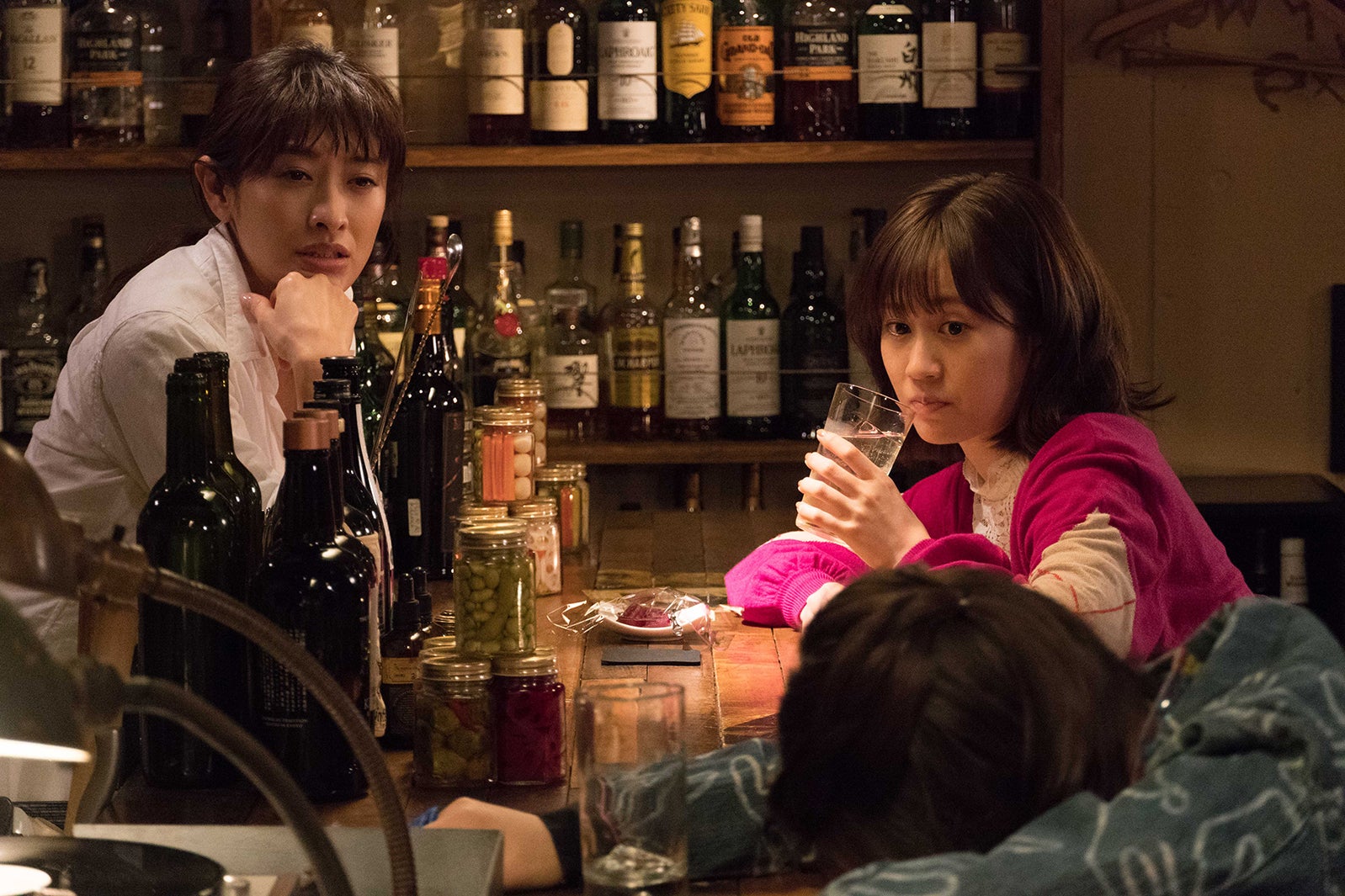 “BARロマ”でのシーン／映画「食べる女」（C）2018「食べる女」倶楽部