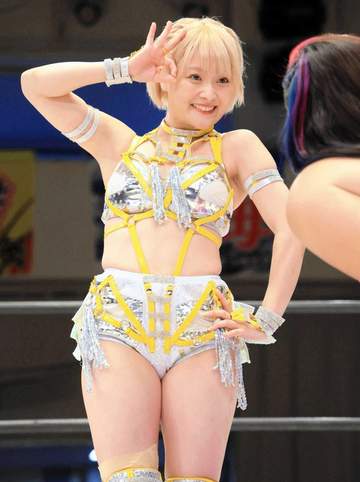 「二頭筋ヤバイ！」人気レスラーなつぽいの肩を抱く元女子アスリートの姿にびっくり「鉄アレイ似合いすぎw」