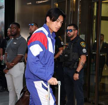 W杯から帰国の上田綺世 モデル妻＆4月誕生の娘連れ故郷へ、あくび姿が愛おしい！「ママパパになったお2人とベビたんに会えて幸せ～」の声も