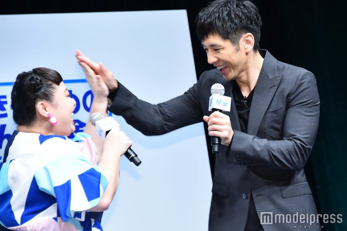 ハイタッチする渡辺直美、西島秀俊 (C)モデルプレス