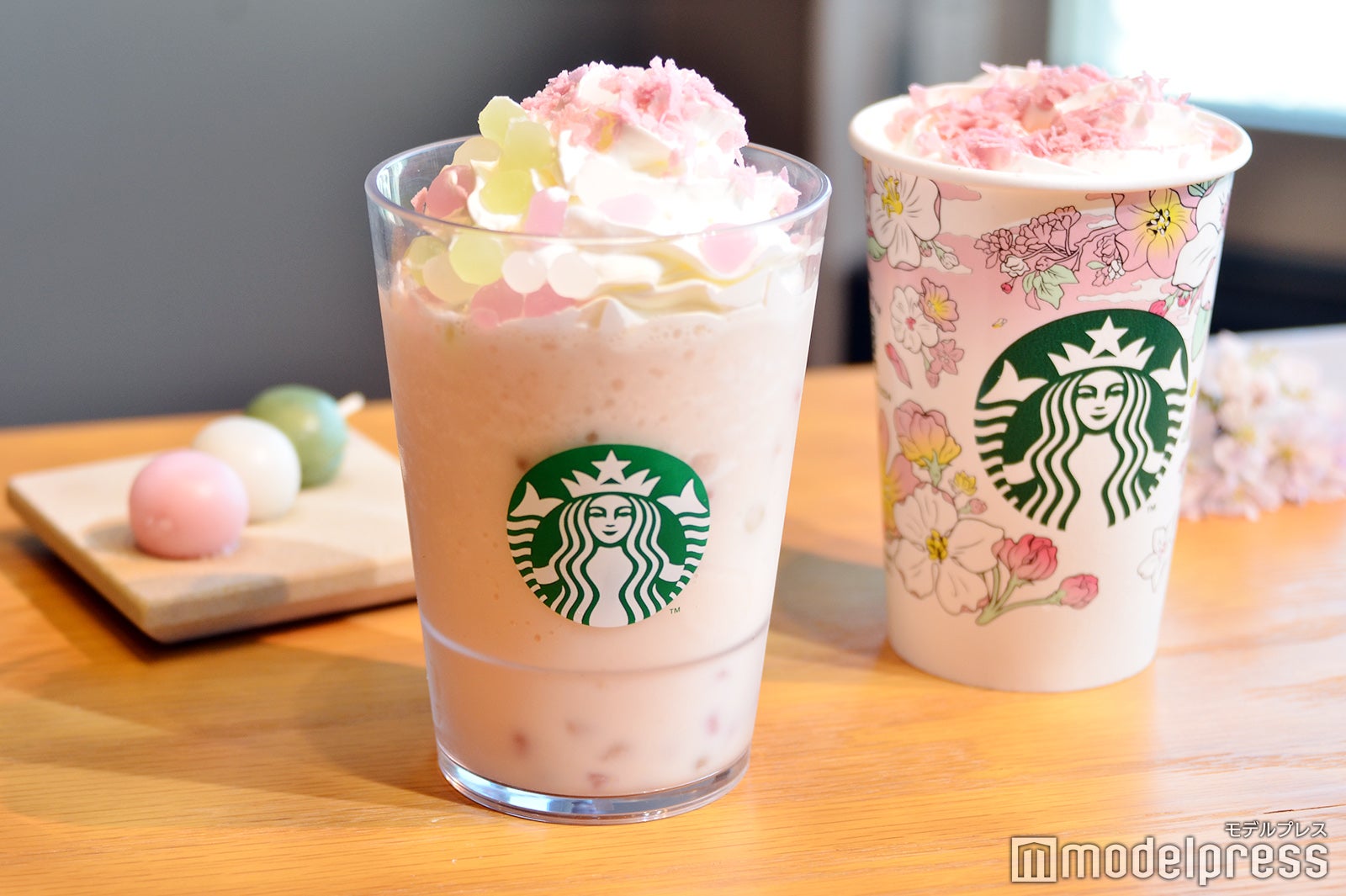 （左から）花見だんご フラペチーノ、花見 さくら クリーム（C）モデルプレス