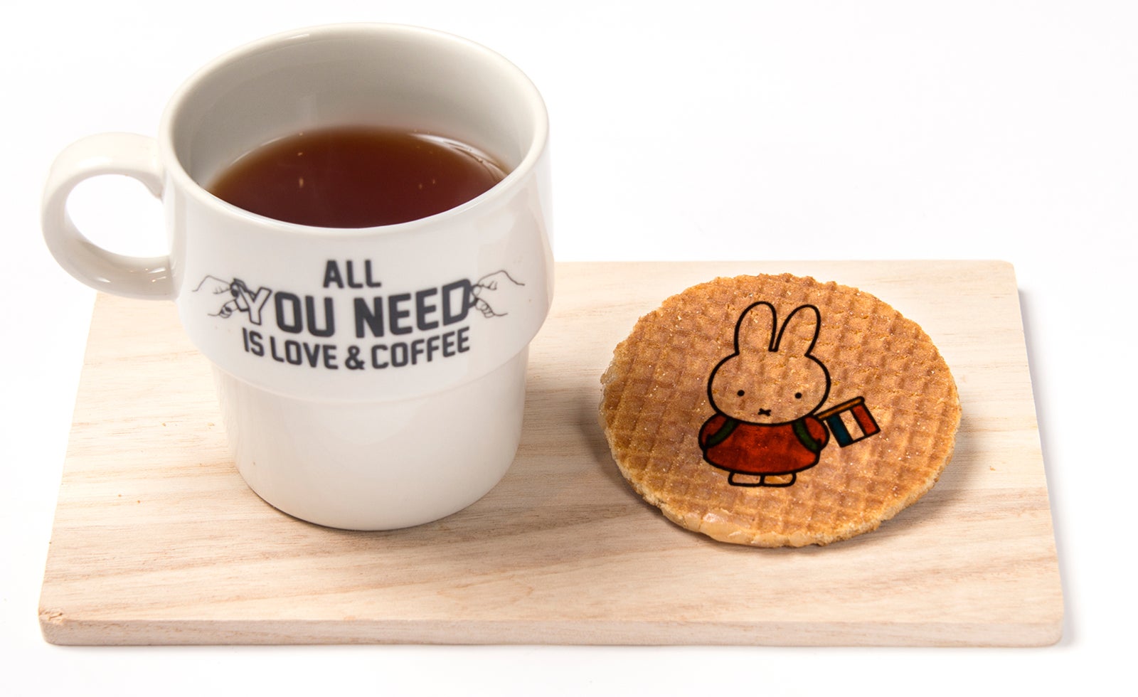 「HOT ティー ミッフィーのプリント入りストロープワッフル付き」￥880／画像提供：パルコ
