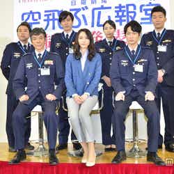 TBS日曜劇場「空飛ぶ広報室」の制作記者発表会(前列左より:柴田恭兵、新垣結衣、綾野剛 後列左より:ムロツヨシ、要潤、水野美紀、高橋努)