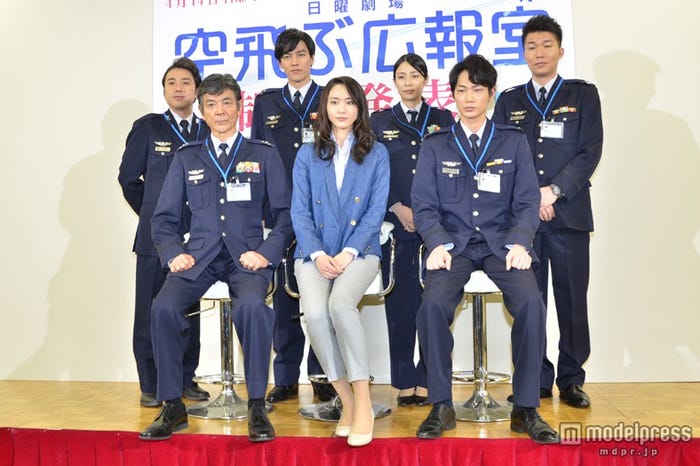 (前列左から)柴田恭兵、新垣結衣、綾野剛(後列左から)ムロツヨシ、要潤、水野美紀、高橋努/2013年撮影(C)モデルプレス