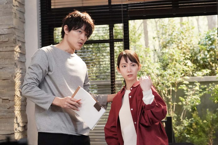 鈴木亮平、吉岡里帆(C)フジテレビ