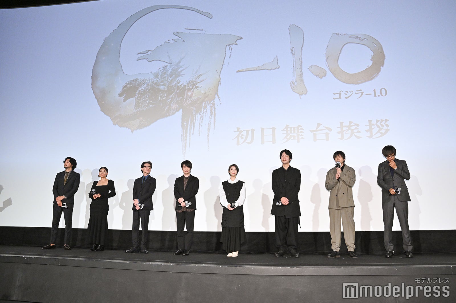 （左から）青木崇高、安藤サクラ、吉岡秀隆、神木隆之介、浜辺美波、佐々木蔵之介、山田裕貴、山崎貴監督（C）モデルプレス