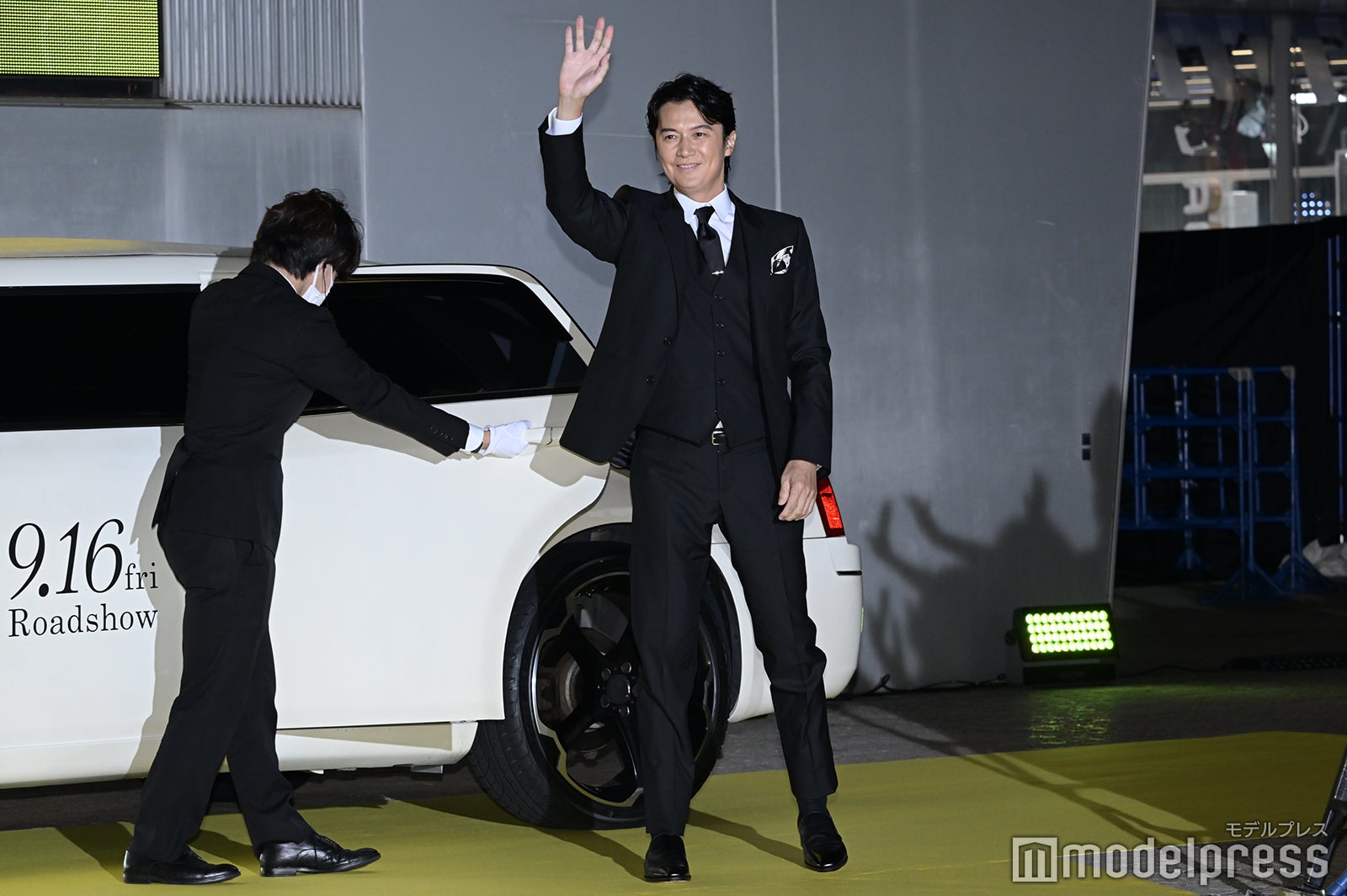  リムジンから登場した福山雅治（C）モデルプレス