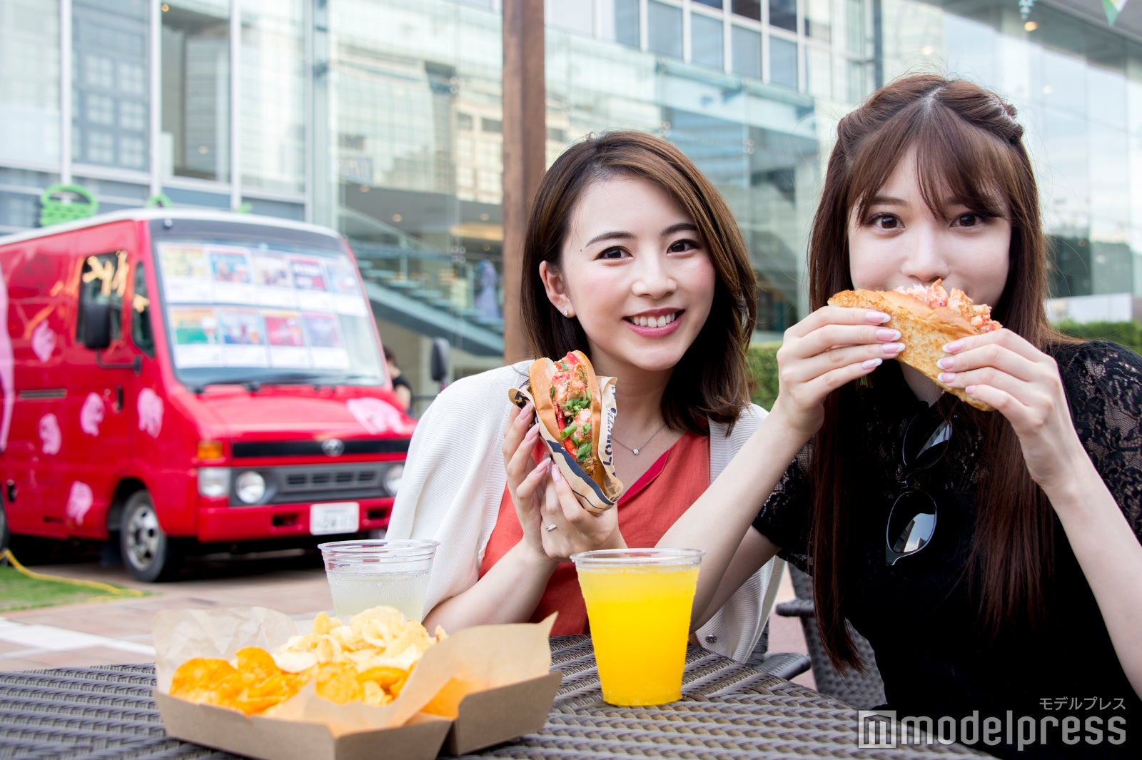 話題の「LUKE’S LOBSTER」をがぶり（C）モデルプレス