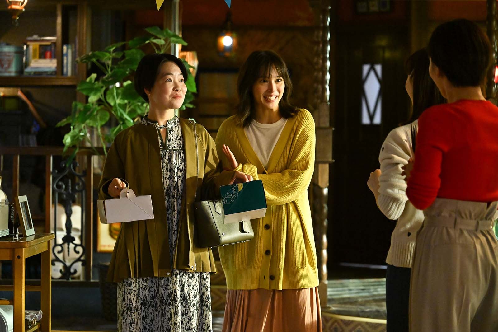 イモトアヤコ、広瀬アリス「マイ・セカンド・アオハル」（C）TBS