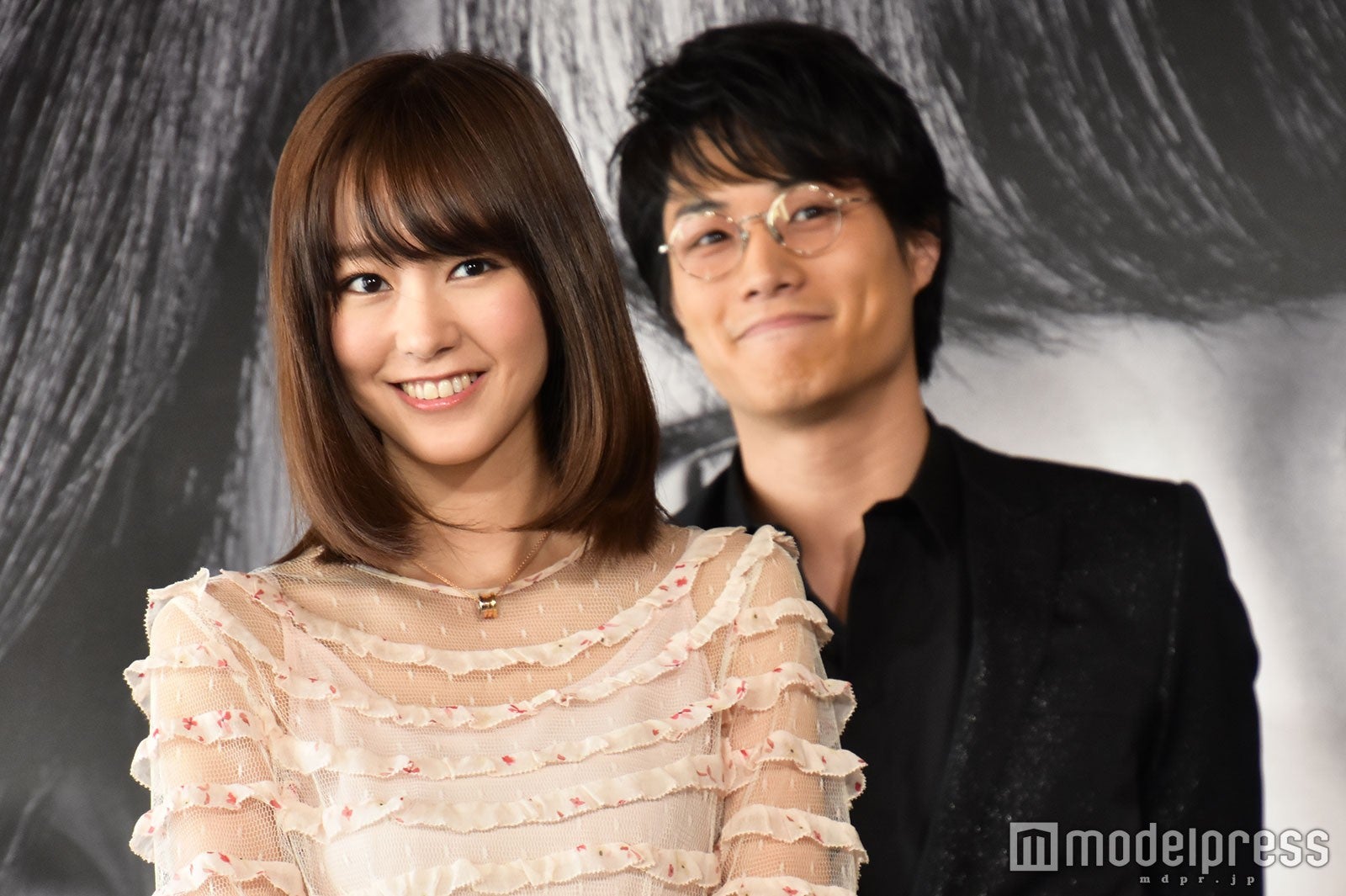 桐谷美玲、鈴木伸之との密着に照れる （C）モデルプレス