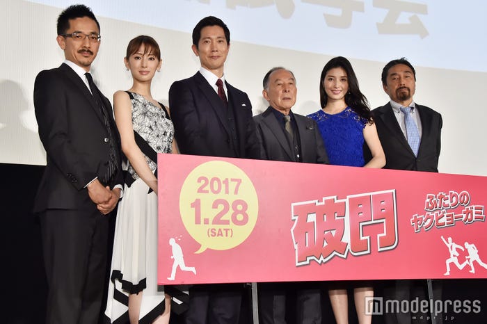 (左から)小林聖太郎監督、北川景子、佐々木蔵之介、橋爪功、橋本マナミ、黒川博行氏(C)モデルプレス