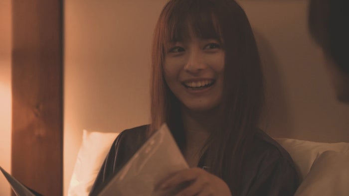 手紙を読むロン・モンロウ「ダブルベッド」#6(C)TBS/イースト・エンタテインメント