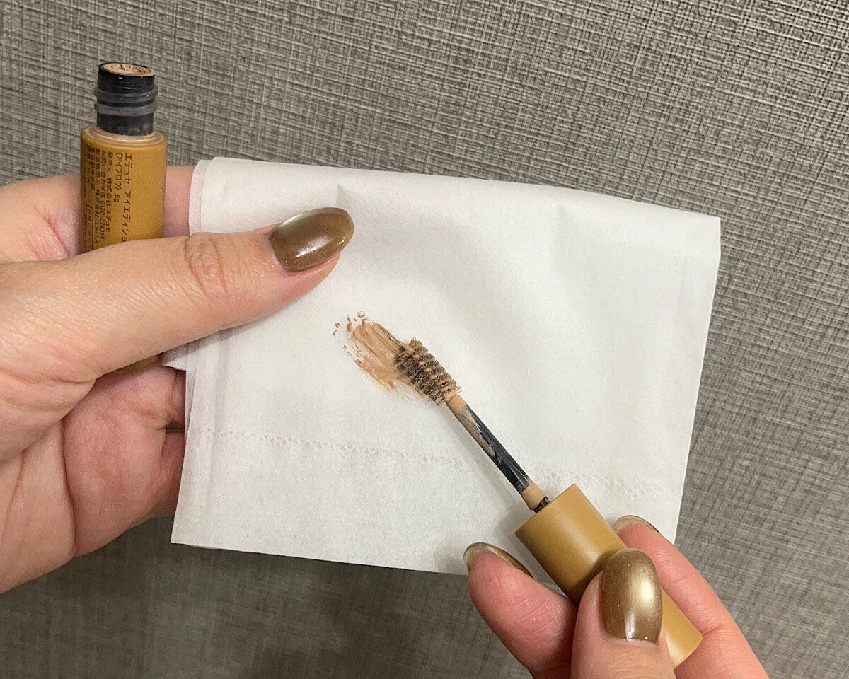 眉マスカラは塗る前にティッシュオフ