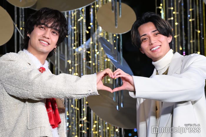 ツリー前でハートを作るKing & Prince/高橋海人、永瀬廉(C)モデルプレス
