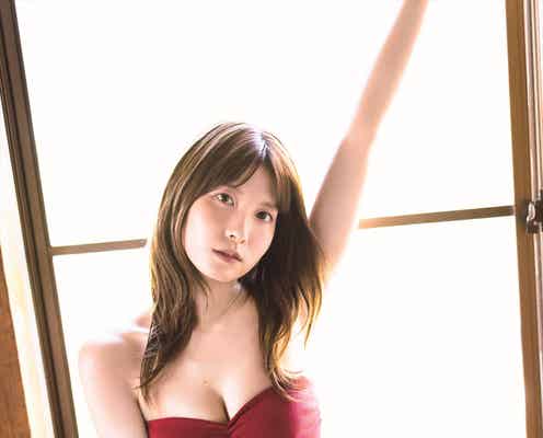 AKB48谷口めぐ、美谷間のぞくセクシーなボディスーツ姿 1st写真集先行カット公開<可愛さの理由>
