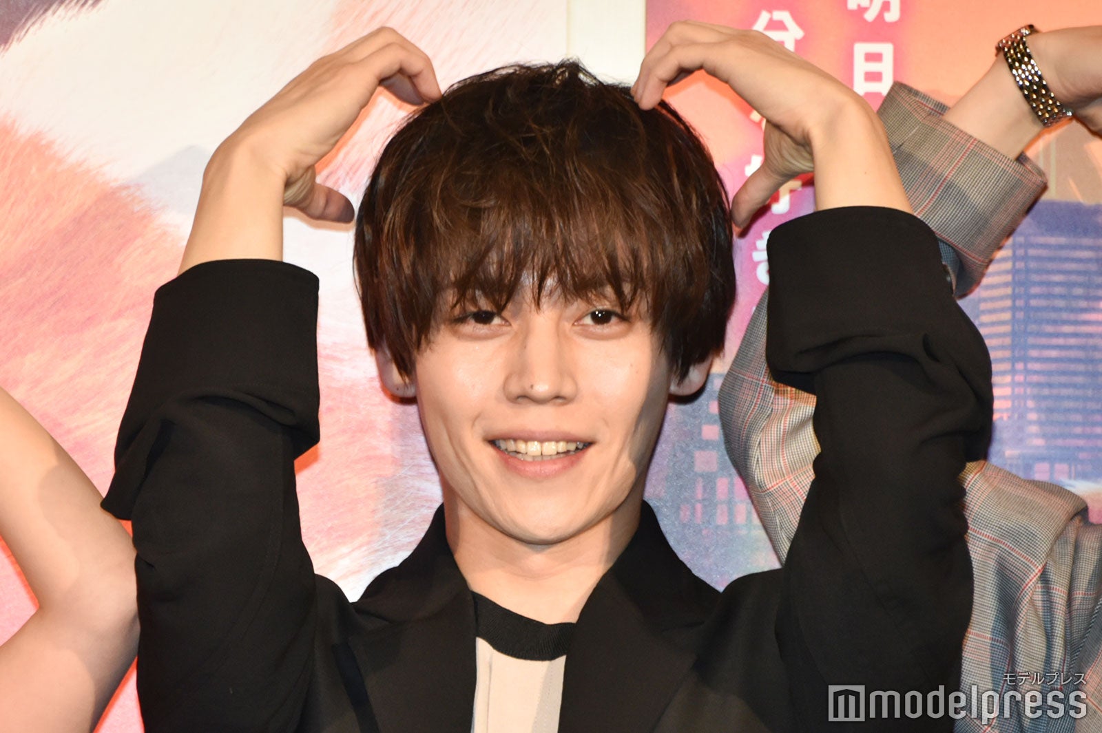 レッサーパンダポーズの岩岡徹（C）モデルプレス