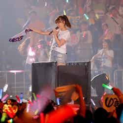 「AKB48グループ同時開催コンサートin横浜～今年はランクインできました祝賀会～」にサプライズ登場した小嶋陽菜（C）AKS