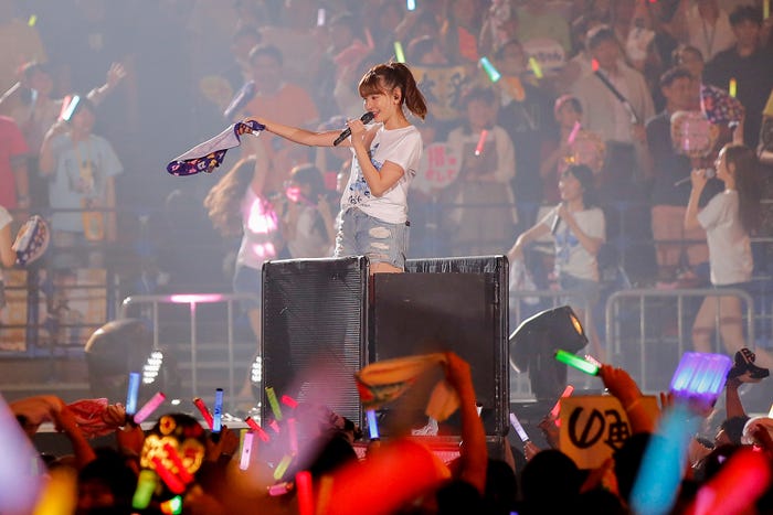 小嶋陽菜「AKB48グループ同時開催コンサートin横浜~今年はランクインできました祝賀会~」(C)AKS