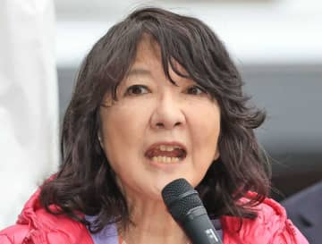 【高市自民】「素敵なジャケットと思ったら」片山さつき大臣 凄い迫力の赤ジャケット→意外な大物女史の「お下がり」と明かす 黒ワンピにはおり闊歩「カッコいい！」「円安止めろ」