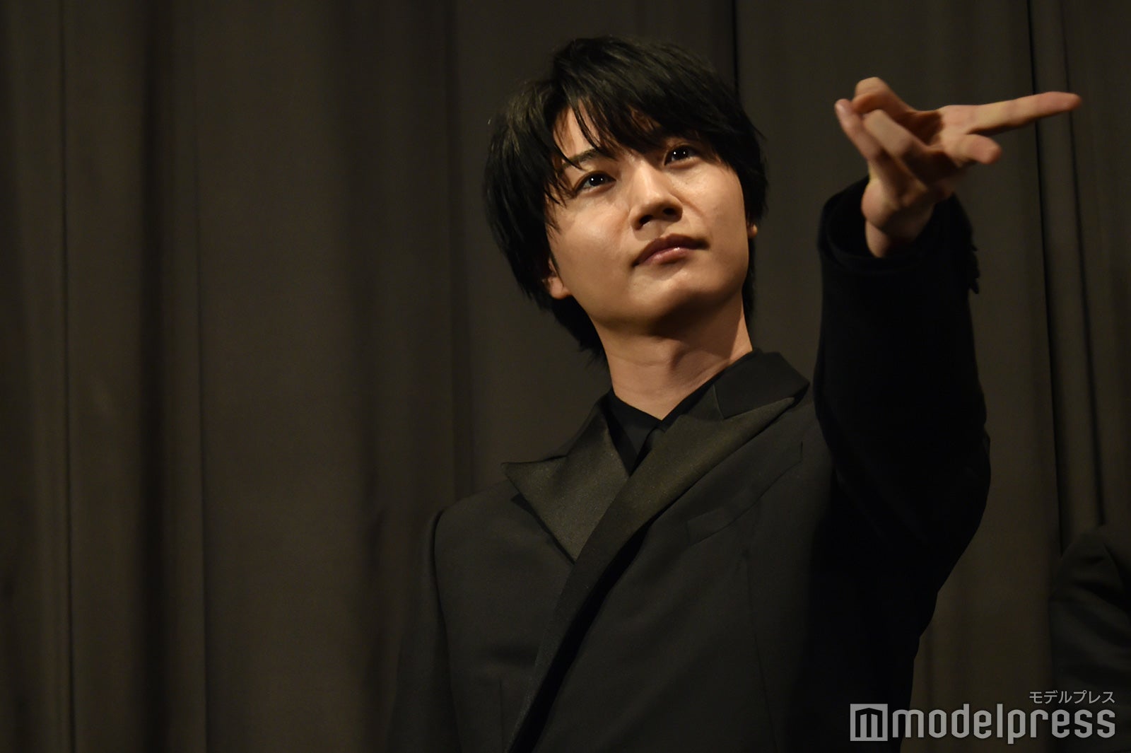 いろいろな角度でギャルピースをキメる桜田通（C）モデルプレス