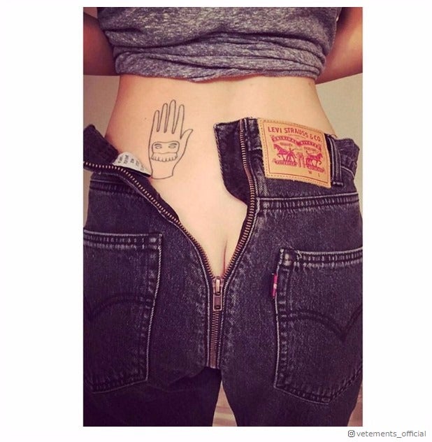 お尻が丸見え！？「ヴェトモン×リーバイス」のコラボデニムが話題「セクシーすぎ」「うっかり開けられたら…」