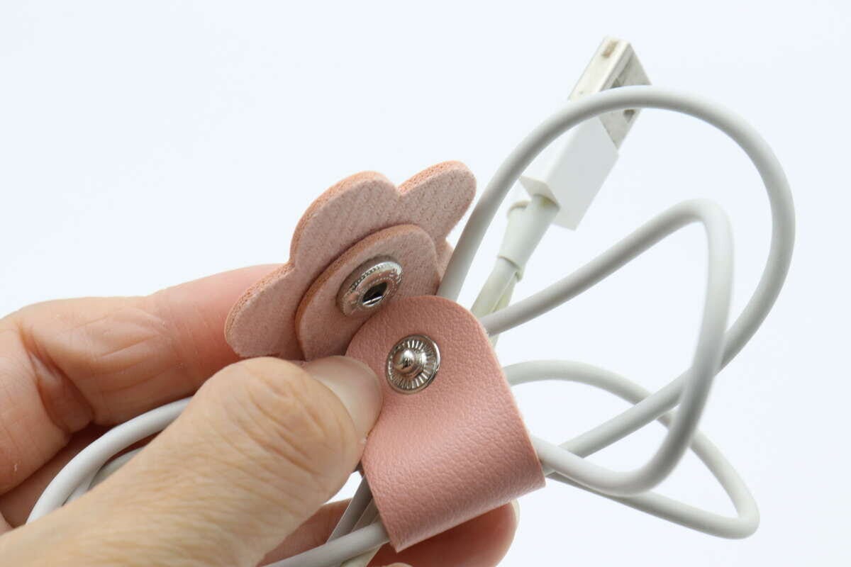 ダイソーフラワーフェイクレザーケーブルクリップやわらかい