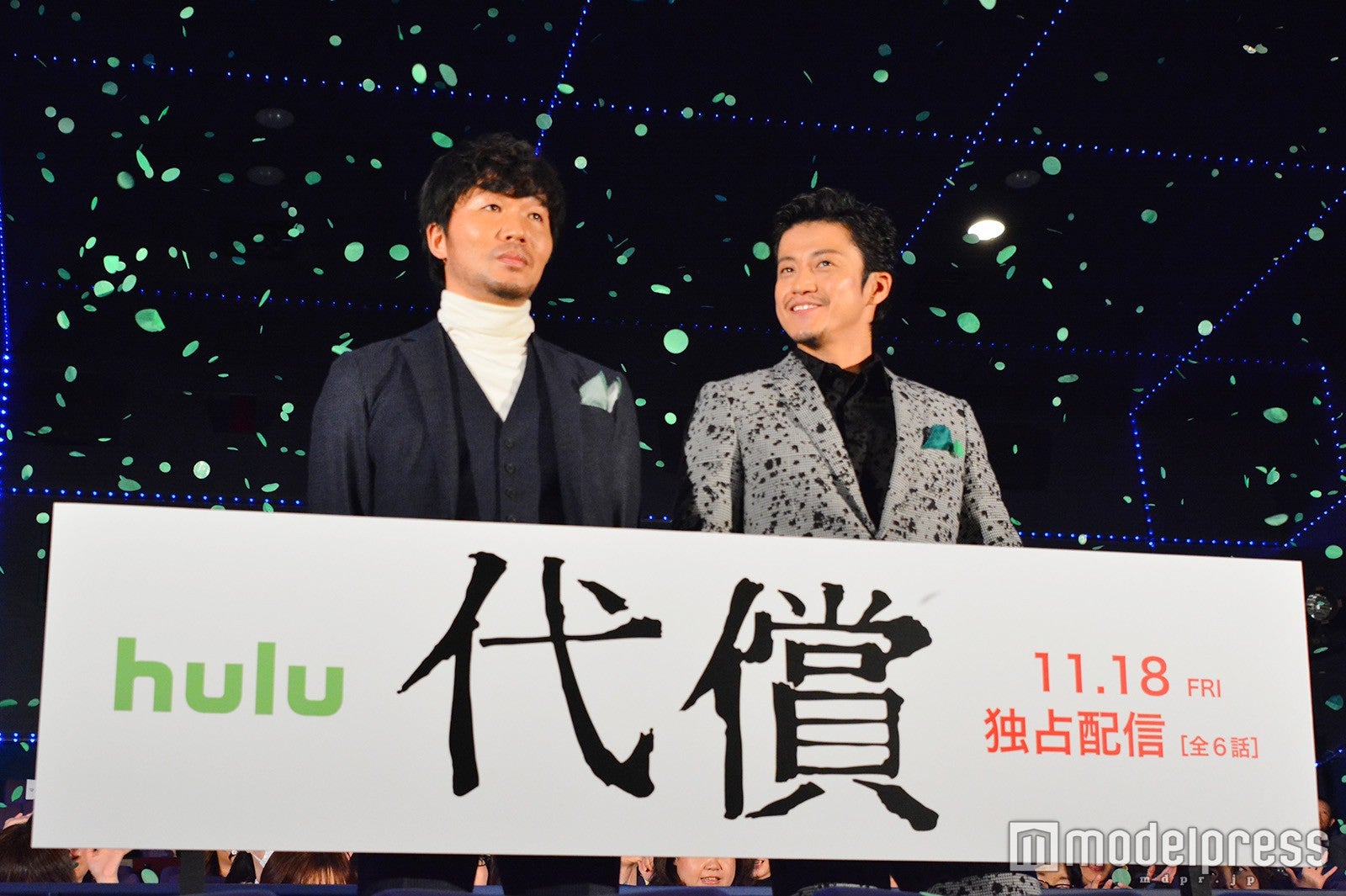 高橋努（左）と小栗旬 （C）モデルプレス