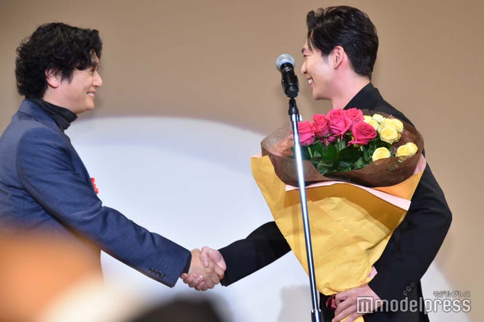 握手する井浦新、松下洸平 (C)モデルプレス