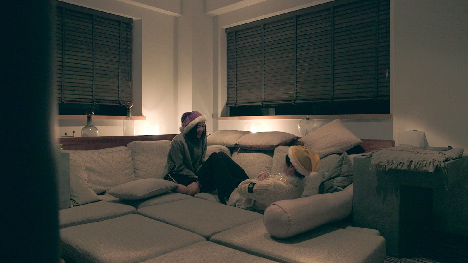 なぜか腹筋を始め、夢に足を持ってもらう俊幸「TERRACE HOUSE TOKYO 2019-2020」35th WEEK（C）フジテレビ／イースト・エンタテインメント