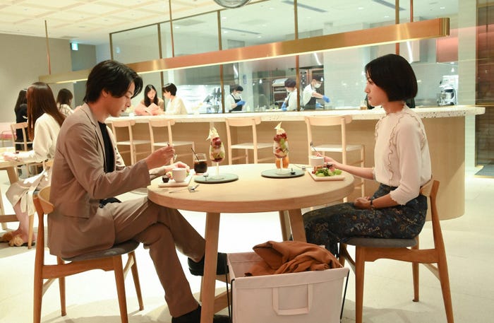 中村倫也、石橋静河/「この恋あたためますか」第2話より(C)TBS