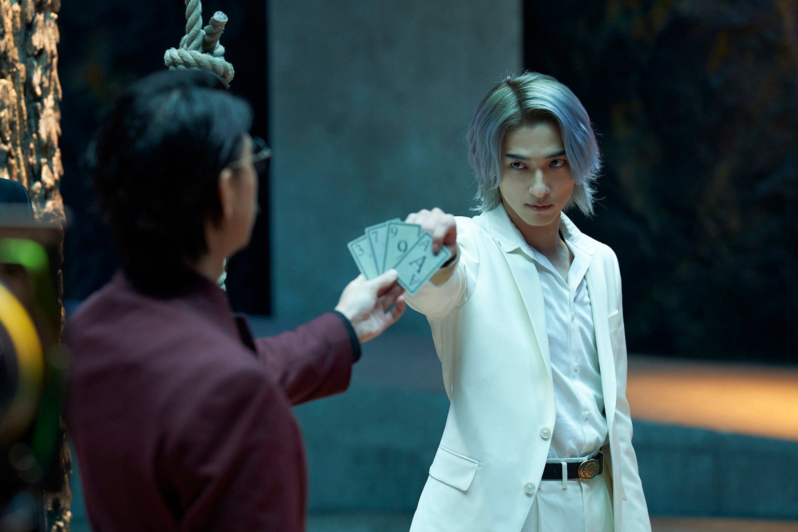 横浜流星＆三浦翔平、超スリリングな“死のババ抜き”メイキング映像解禁＜嘘喰い＞