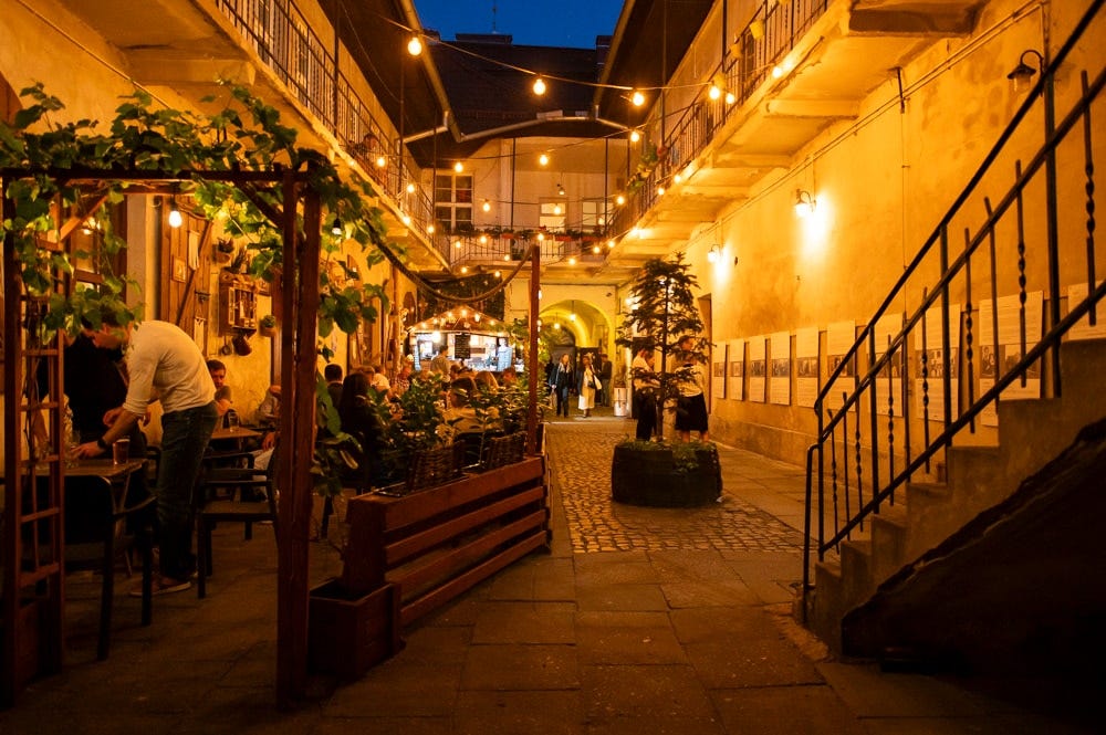 夜のカジュミエシュ地区。治安の良さもポーランドの魅力（写真：升谷玲子）