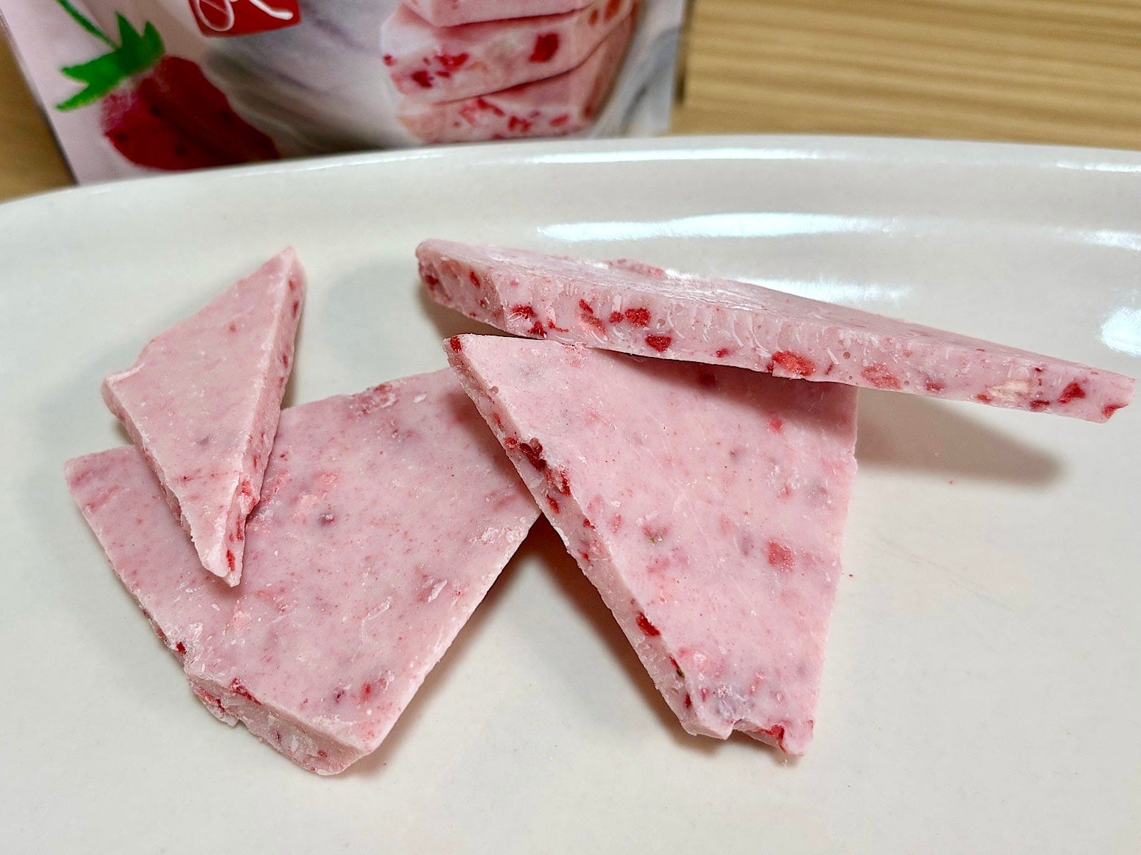 いちご好きも大満足になる、いちご味が濃厚なチョコレート。バリバリ食べられて食感もGood！ 