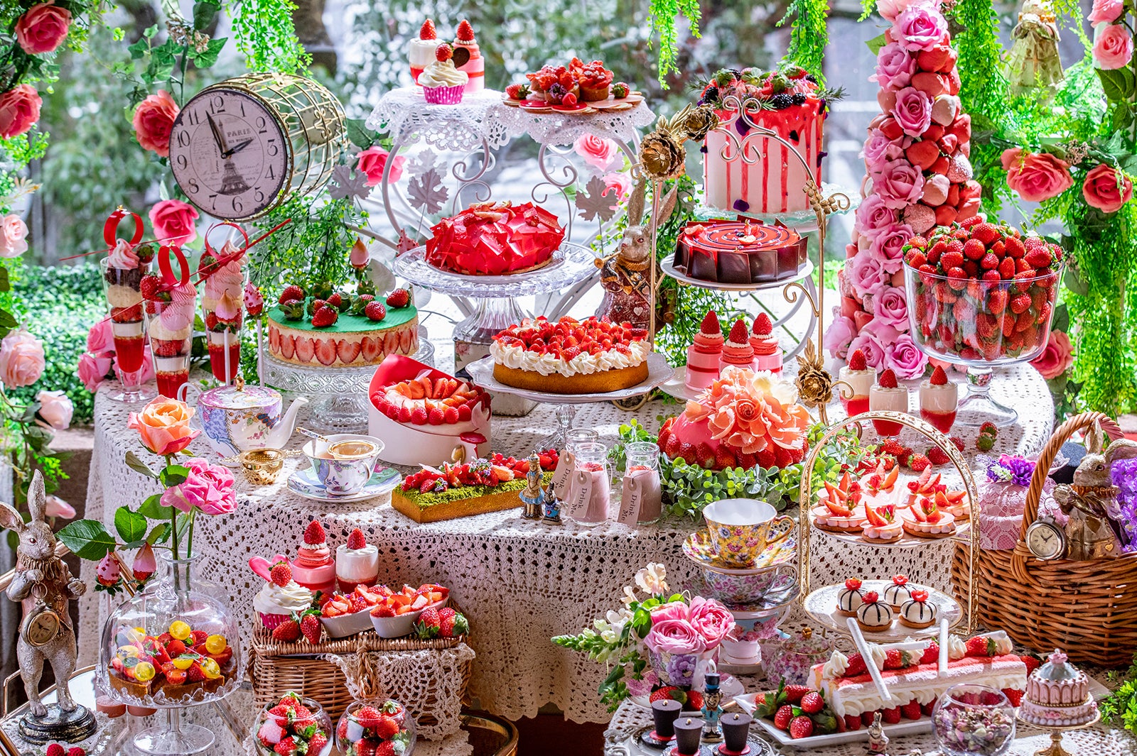 ヒルトン東京で新作いちごスイーツビュッフェ「RSVP．アリスからの招待状」デザート20種超＆新鮮な苺が食べ放題