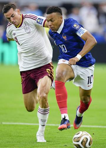 フランス代表がまさか 決勝T無失点のDF陣が崩壊 今大会初の複数失点で3大会連続決勝進出逃す エムバペがいら立ちからかラフプレーも
