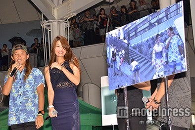 名シーンを振り返る2人（左から）伊東大輝、島袋聖南