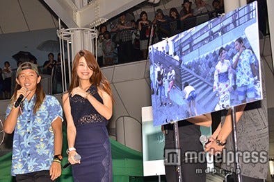 名シーンを振り返る2人(左から)伊東大輝、島袋聖南