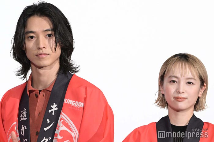山崎賢人、清野菜名 (C)モデルプレス