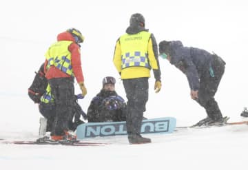 スノボ女子HP決勝で悪夢 韓国の17歳金候補がリップに激突で壮絶転倒 頭からたたきつけられて動けず 音楽止まり、会場騒然 一時“棄権”表示も2回目執念の出場 転倒も会場大歓声