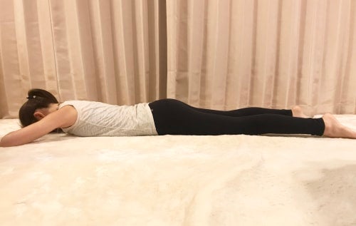 うつ伏せの姿勢になります