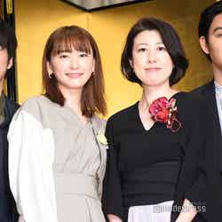 （左から）田中圭、新垣結衣、野木亜紀子氏、松田龍平 （C）モデルプレス