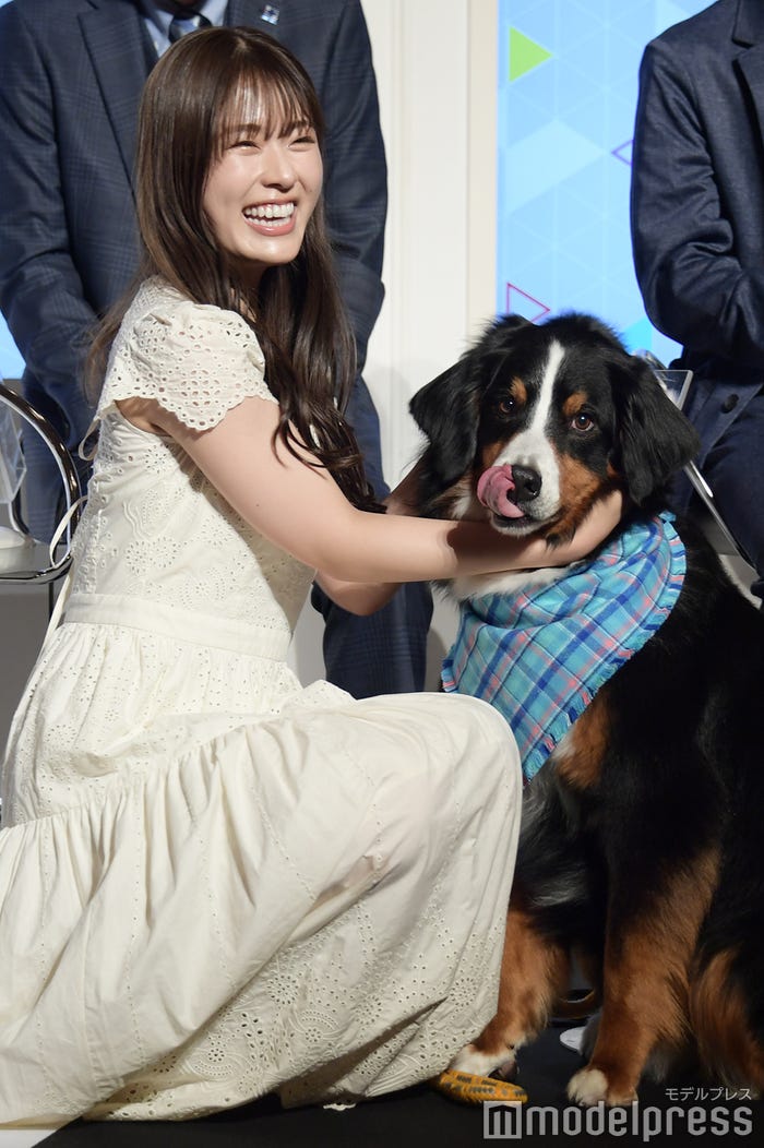 ジャック(ボナ)と戯れる渋谷凪咲(C)モデルプレス