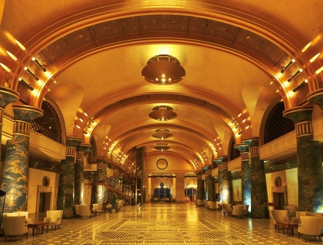 22.5金の金箔で覆われた天井とローマンモザイク床が広がるホテルロビー／画像提供：カラカミ観光