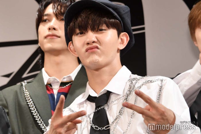 ハートポーズやグーサインでファンサ連発の田島将吾(C)モデルプレス