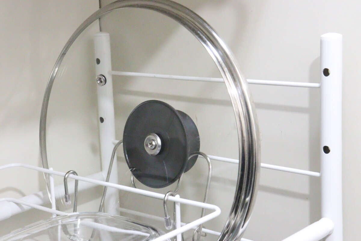 セリア ステンレス水切りラック用鍋ふたホルダー セリアのステンレス水切りラック用鍋ふたホルダーは省スペースで保管できる