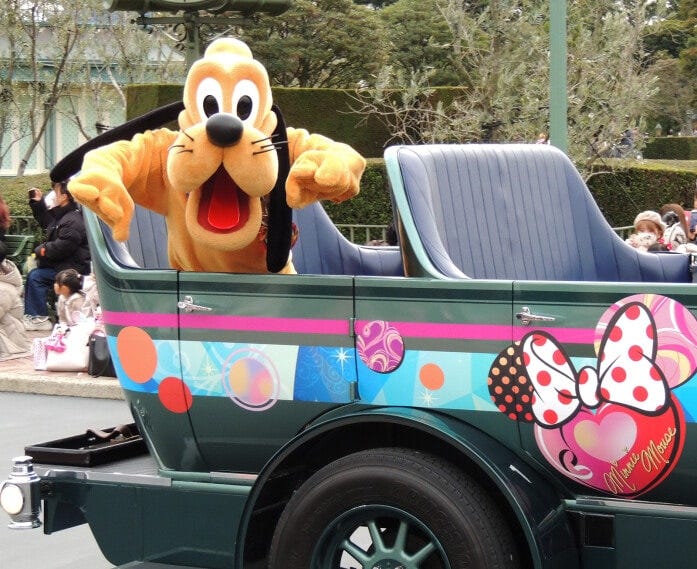 次は、車に乗ってプルートがやって来ます