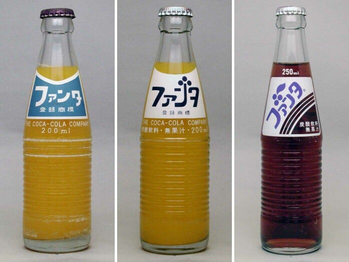 ファンタのリターナブル瓶3世代（左：初代、中：1980年代、右：1990年代）